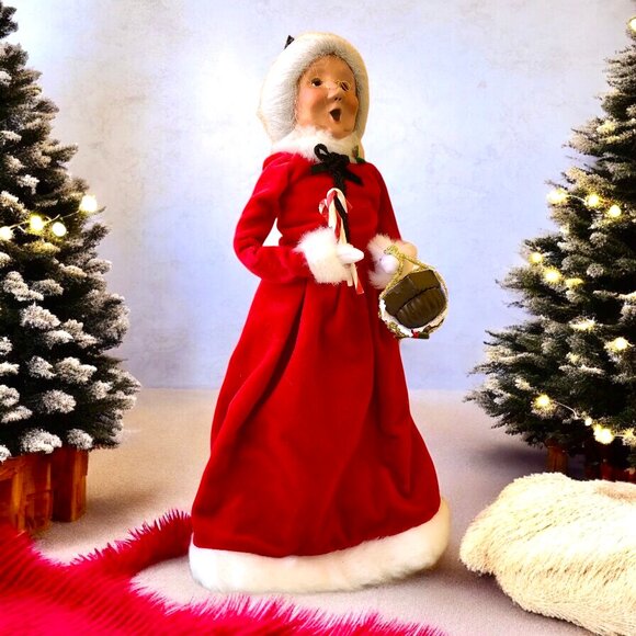 Byers' Choice The Carolers Mrs. Claus with Candy Canes and Chocolate 2009 - Picture 5 of 16